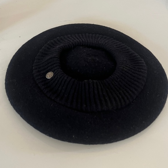 Laulhere Heritage Petit Pompon Beret Black Merino Wool with Red Rral Fur Pompon main image 4